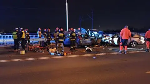 Trzy auta zderzyły się na moście Gdańskim. Jedna osoba nie żyje, cztery zostały ranne