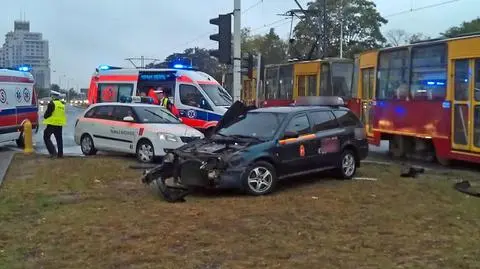 Zawracał taksówką, zderzył się z tramwajem