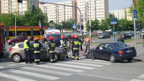 Zderzenie opla i audi na Bielanach. Jedna osoba w szpitalu