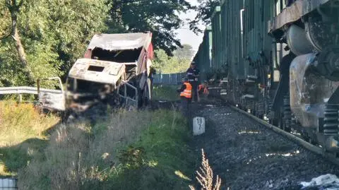 Zderzenie ciężarówki z lokomotywą. Auto w płomieniach, kierowca zginął