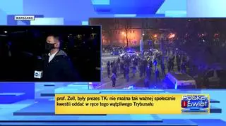Grupa protestujących rozwiesiła baner wzdłuż ogrodzenia posesji przy Nowogrodzkiej"