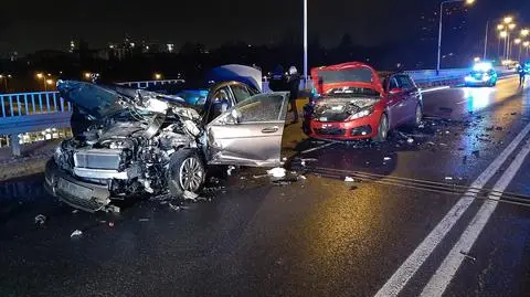 Karambol na moście Gdańskim. Byli ranni, lądował śmigłowiec