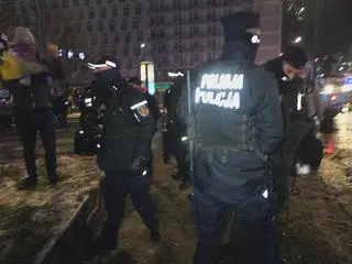 Policja zatrzymuje protestujących