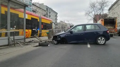 Uderzył w barierki obok przystanku, stanął w poprzek jezdni