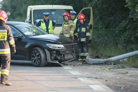 Samochód uderzył w latarnię na Płochocińskiej