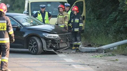 Samochód uderzył w latarnię na Płochocińskiej. Policja: kierowca nie miał uprawnień