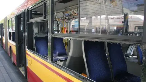 Kolizja na Waryńskiego. Wybite szyby w autobusie