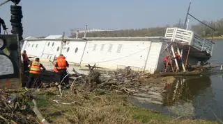 Przechylona barka nad Wisłą