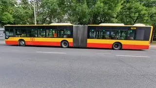 Samochód osobowy zderzył się z dwoma autobusami miejskimi 