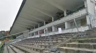 Zamknięta trybuna na stadionie Marymontu