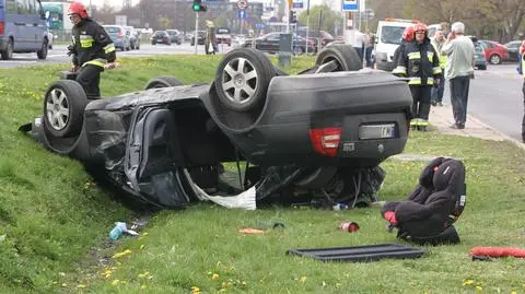 Dachowanie na Przyczółkowej. Kierowca i dziecko w szpitalu