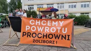 Mieszkańcy zebrali się pod urzędem dzielnicy