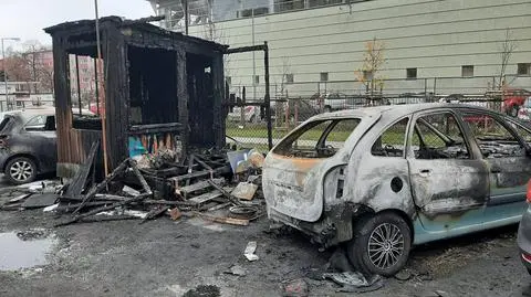 Nocny pożar na parkingu. Spłonęła budka ochroniarza i dwa auta