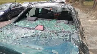 Zniszczone auta na Woli 