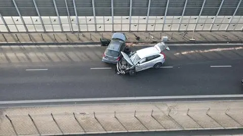 Zderzenie trzech aut na wiadukcie w Łomiankach