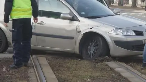 Auto blokowało torowisko na Popiełuszki