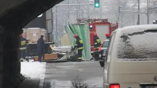 Ciężarówka nie zmieściła się pod wiaduktem