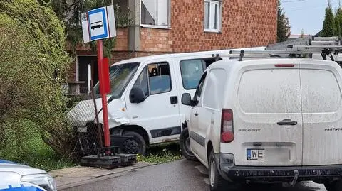 Wjechał w inne auto, uderzył w pracujących przy drodze monterów. Kierowca busa był nietrzeźwy