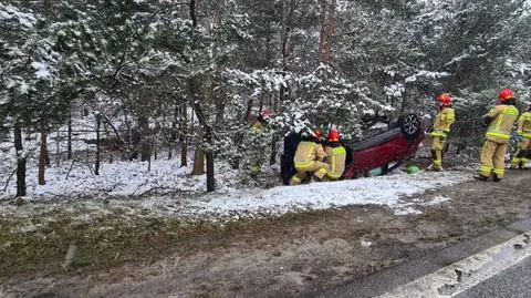 "Uderzyła w słup i dachowała"