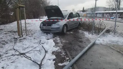 Wpadł w poślizg, uderzył w latarnię