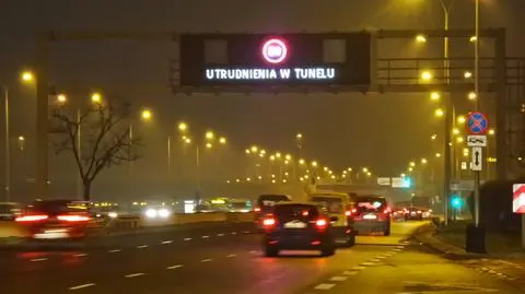 Tablice na Wisłostradzie wprowadzały kierowców w błąd