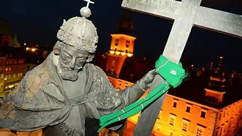 Król Zygmunt w szaliku Legii