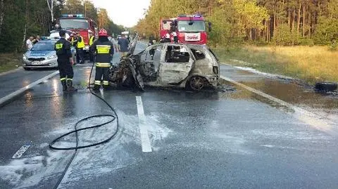 Zderzenie na drodze krajowej numer 50. Spalony samochód, zablokowana trasa