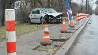 Porzucony, rozbity samochód przy Wybrzeżu Helskim 