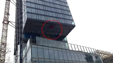 Cosmopolitan: wieżowiec z amarantowym detalem