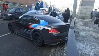 Bmw uderzyło w bariery przy przystanku