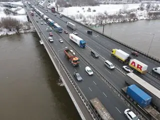 Zderzenie dwóch ciężarówek na moście Grota-Roweckiego