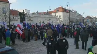 Manifestacja KOD przed Pałacem Prezydenckim
