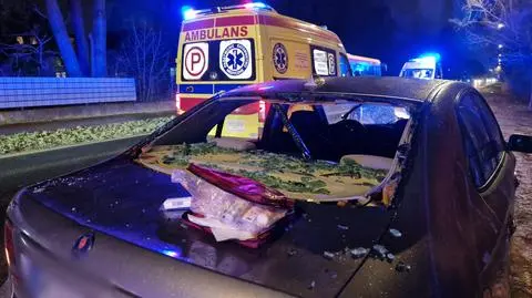 Potrącenie pieszego. Siła uderzenia musiała być duża, auto ma wybitą przednią i tylną szybę