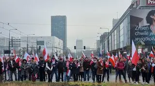 Przy rondzie Dmowskiego gromadzą się uczestnicy marszu