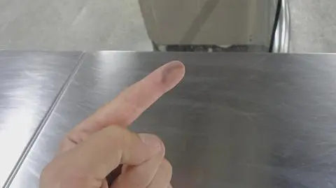 Brud po pracach w metrze. "Nieumyte podłogi, przetarte ścierą bramki"