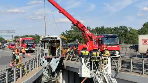 Akcja podnoszenia wraku autobusu na trasie S8