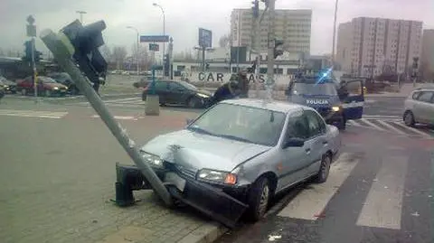 Auto na słupie, pieszy w szpitalu