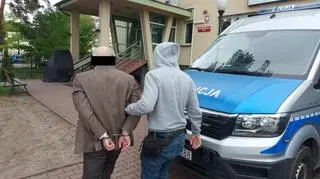 Policjant z zatrzymanym mężczyzną