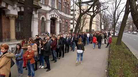 Kolejka przed ambasadą. Czekają dwie godziny, by zagłosować