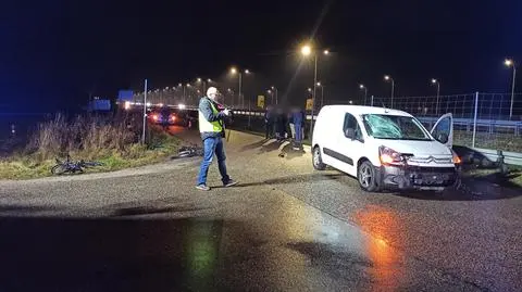 Wypadek na drodze serwisowej S8. Kierowca wjechał w dwóch 13-latków