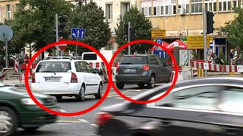 Nowe rondo na pl. Konstytucji: kierowcy jeżdżą pod prąd