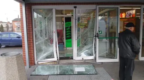Wynieśli bankomat ze sklepu. "To profesjonalna kradzież"