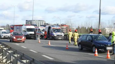 Zderzenie na moście Siekierkowskim. Jedna osoba trafiła do szpitala