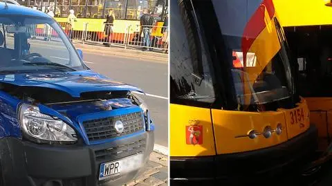 Fiat "wpadł" między dwa tramwaje. "Myślał, że zdąży"