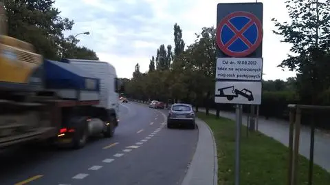 Parkowali na objeździe, odholowali im samochody