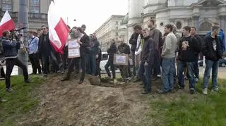 Kilkanaście osób protestuje przeciwko rekonstrukcji tęczy