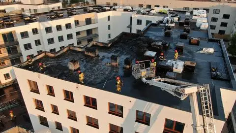 Pożar dachu nowego bloku na Targówku