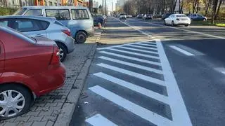 Wytyczanie nowych miejsc parkingowych na Batorego