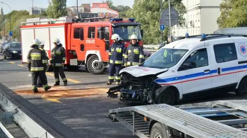 Ambulans "wbił się w barierki"