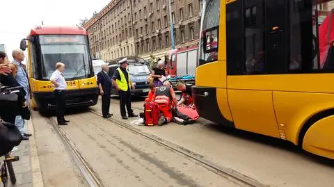 Mężczyzna wpadł pod tramwaj przy rondzie de Gaulle&#039;a